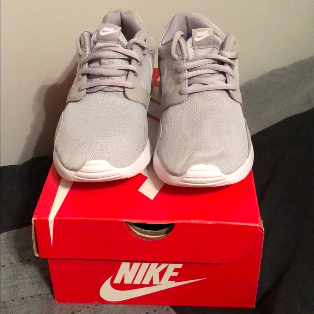 Size 5 Women’s Nike Kaishi